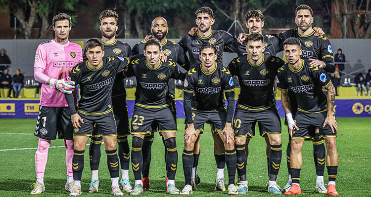 El cordobés Rafa Gálvez, arriba a la derecha, en una formación reciente del Intercity alicantino.