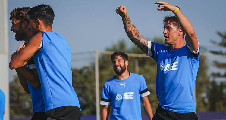 Manuel Raíllo bromeando con sus compañeros de la AFE en busca de equip.
