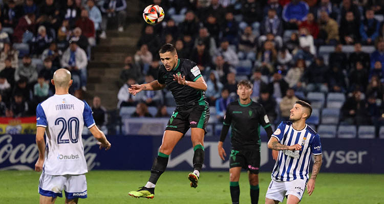 Recio despejando un balón de cabeza.