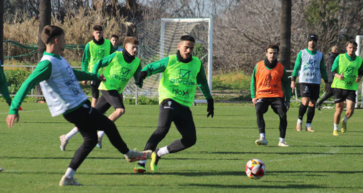 Recio y Simo buscan el balón en el rondo.