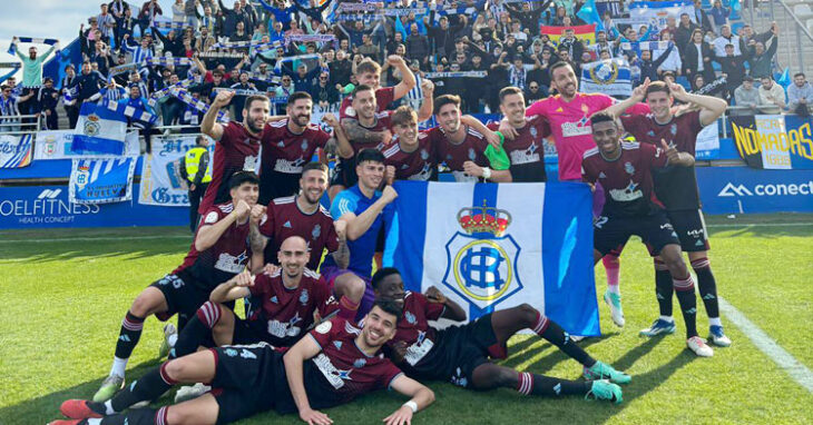 La celebración de los jugadores del Recre en el Estadio Balear, con su afición de fondo. Foto: Recreativo de Huelva