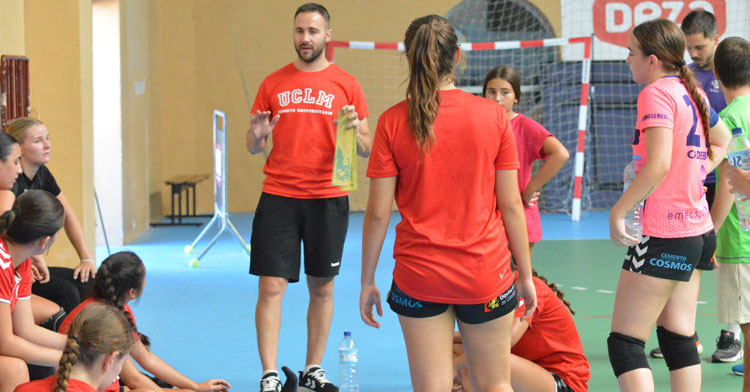 Benito Puerto hablando a sus jugadoras en un impasse del entrenamiento. Foto: CBM