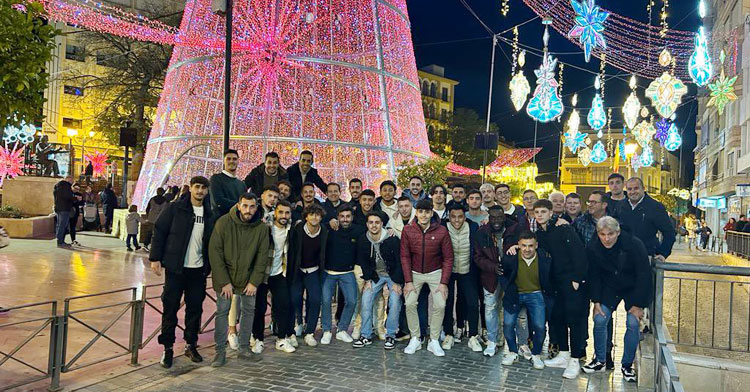 Los integrantes del Salerm Puente Genil posando en las calles de la localidad con el alumbrado navideño preparado por Iluminaciones Ximénez. Foto: @SalermPG