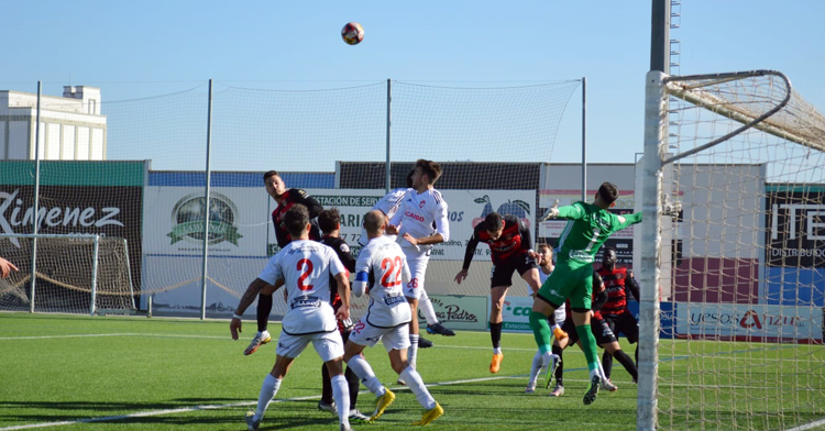 Lance del partido entre el Salerm y el Utrera. Foto: Tino Navas / Salerm Puente Genil