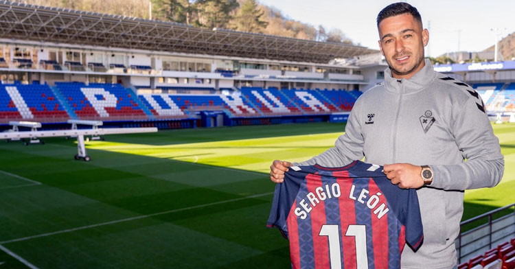 Sergio León posando con Ipurua de fondo. Foto: SD Eibar