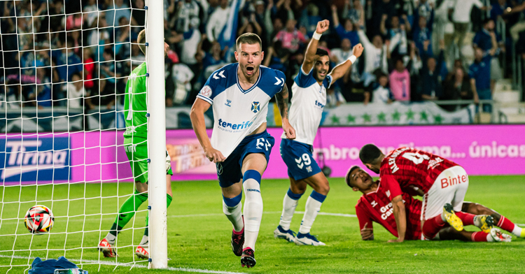 Luismi celebra el 2-0 del Tenerife ante Las Palmas. Foto: Sandra Acosta