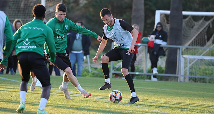 Alberto Toril encimando a Adri Lapeña con Diarra de espaldas en el primer entrenamiento de 2024.