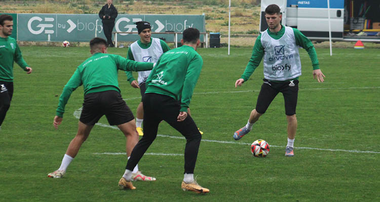 Alberto Toril buscando a un compañero en el entrenamiento.