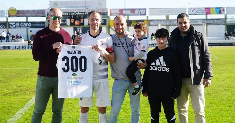 El homenaje por el partido 300 de Valentín. Foto: CD Pozoblanco
