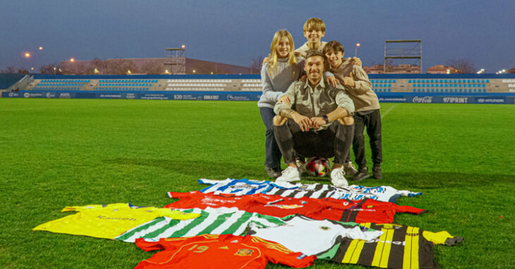 Xisco y su familia con todas las camisetas que vistió. Foto: Atlético Baleares