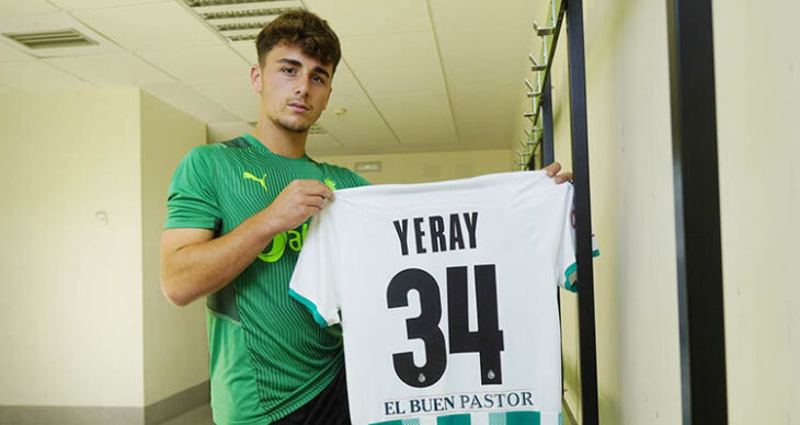 El joven cántabro Yeray mostrando su dorsal en la camiseta del Racing de Santander.