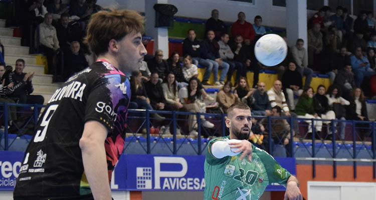 El griego Boskos pasando un balón entre la defensa de Ademar de León.