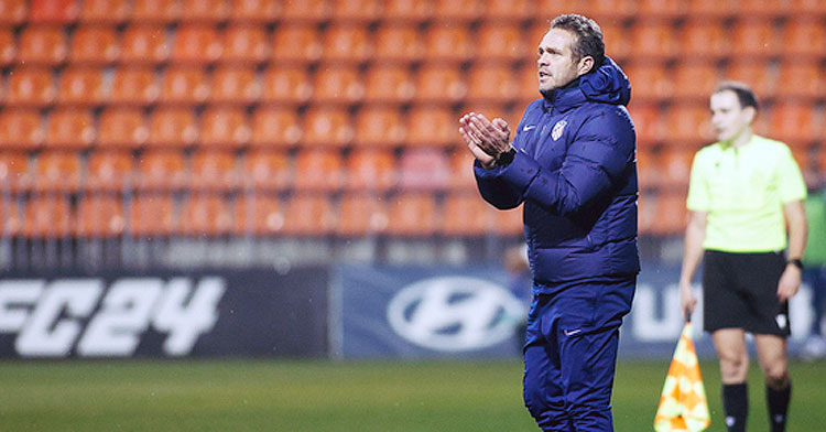 Luis García Tevenet aplaude a sus jugadores en una acción. Foto: Club Atlético de Madrid