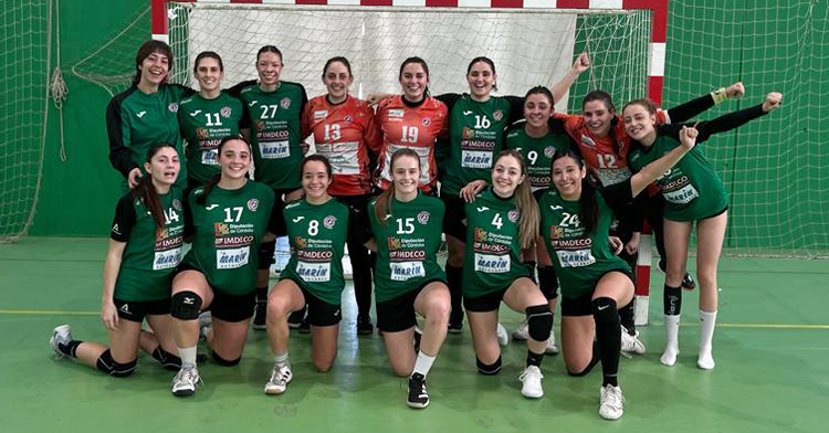 Las jugadoras del Adesal celebran la victoria.