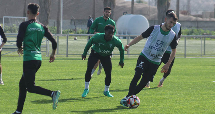 Adri Lapeña controla el balón ante Adilson.