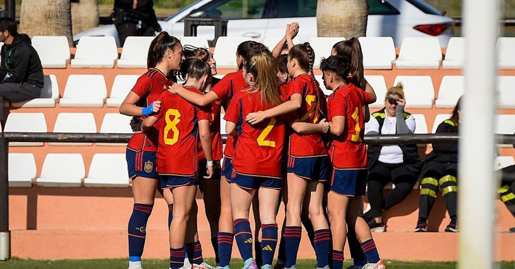 Alba Cerrato con sus compañeras en el anterior amistoso de la selección sub17. Foto: RFEF