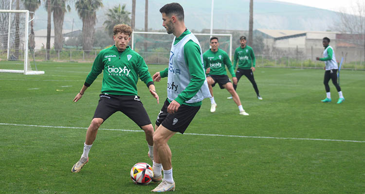 Carlos Albarrán controlando el balón ante Simo.