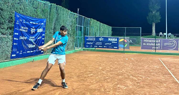 Alejandro López pegando el drive a dos manos sobre la tierra batida sevillana.