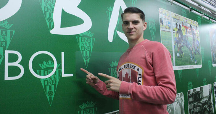 Álex Sala señalando el nombre del club con la foto al fondo del gol de Uli Dávila del último ascenso del Córdoba a Primera.