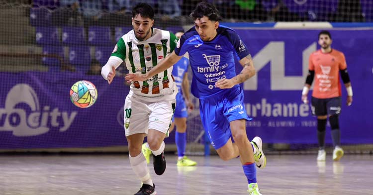 Lucas Perin pugna por el balón en el duelo con el Alzira. Foto: Carla Cortés (@noaasoka)