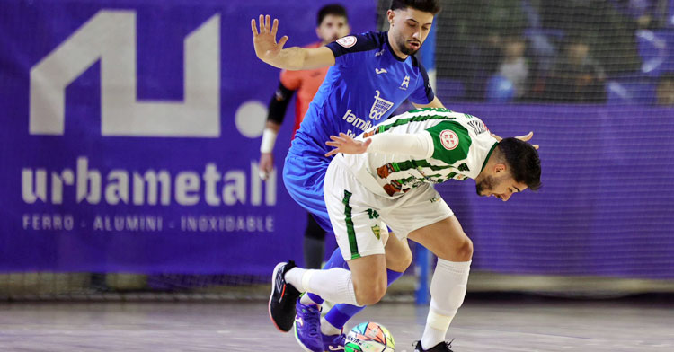 Lucas Perin trata de mantener el equilibrio en un lance del duelo con el Alzira. Foto: Carla Cortés (@noaasoka)