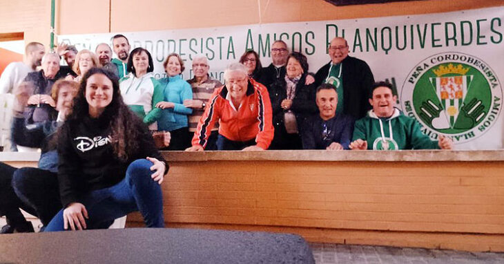 Una de las peñas oficiales del Córdoba, Amigos Blanquiverdes, en una reunión este pasado domingo. Imagen: @PABlanquiverdes
