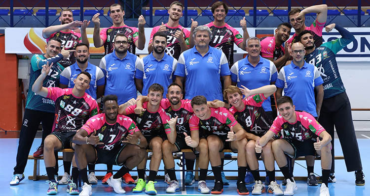 La plantilla del Ángel Ximénez luciendo la camiseta votada como la más bonita de la Asobal.