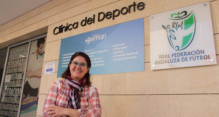 La directora-gerente de Beiman en Córdoba, Macarena Pérez, posando en la entrada de la clínica.