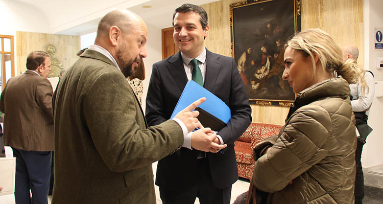 José María Bellido esta mañana en el Ayuntamiento junto a varios de sus concejales.