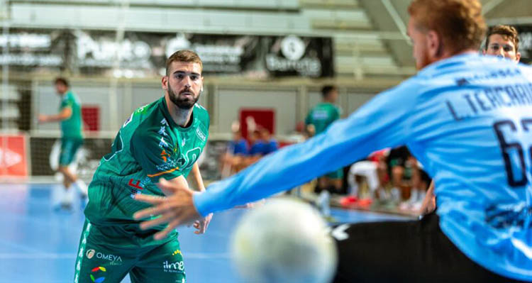 Boskos tirando a puerta en el partido de la primera vuelta en Huesca.
