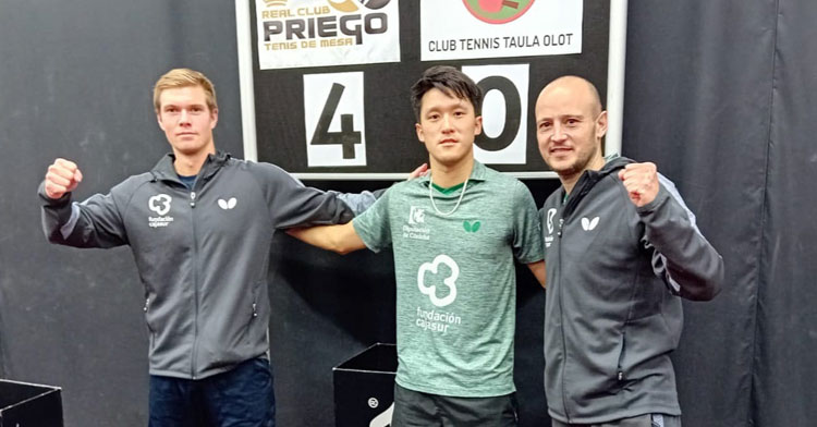 Soderlund, Chen y Machado posando con su marcador triunfal