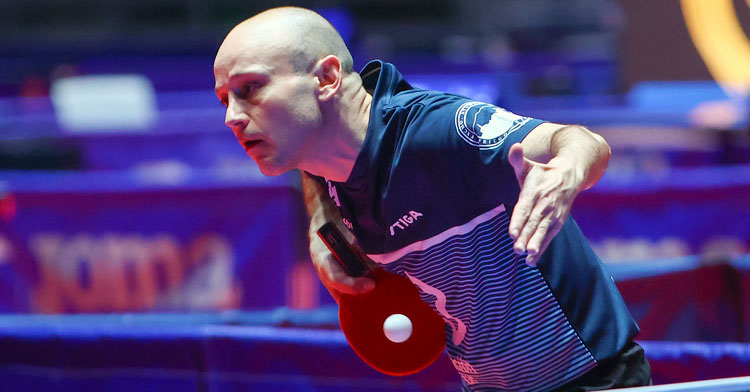 Carlos Machado tratando de hacer un buen saque para arrancar el punto. Foto: RFETM