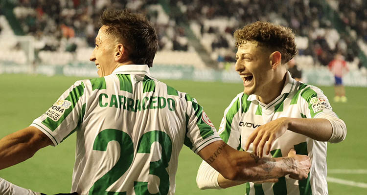 Carracedo y Simo celebrando el tercer tanto del Córdoba ante el Atlético de Madrid B.