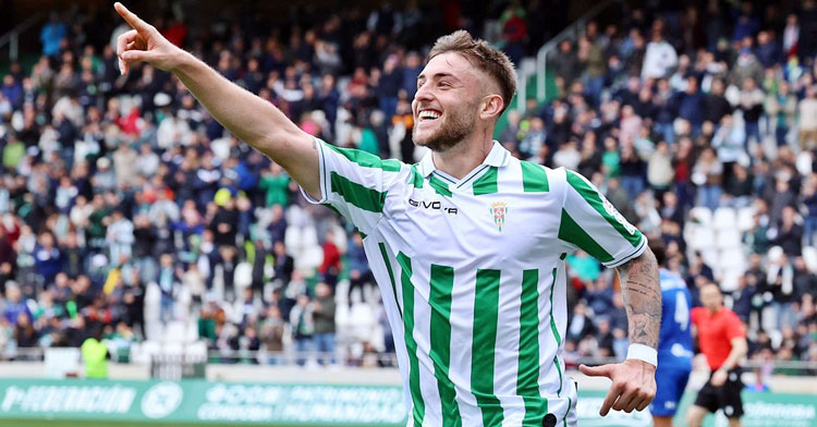 Casas dedicando a la grada uno de sus goles al Melilla. Foto: CCF