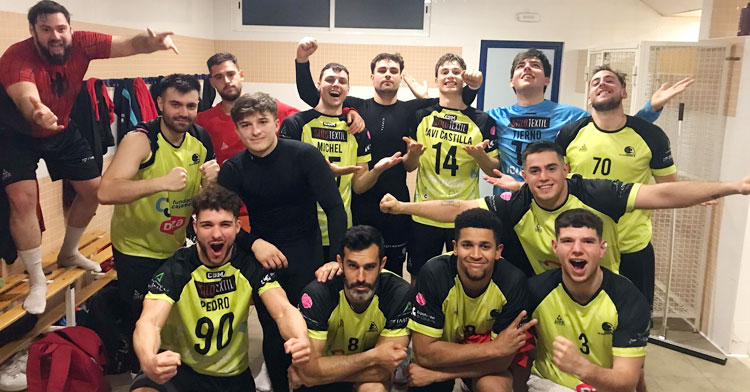 Los jugadores cajistas tras su trabajada victoria en Pinto. Foto: CBM