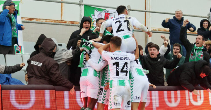 Los jugadores antequeranos celebrando un gol en Granada. Foto: Antequera CF