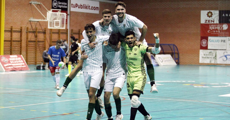 Como locos. Los blanquiverdes celebrando el gol decisivo en el Pepe Montalbán. Foto: Córdoba Futsal