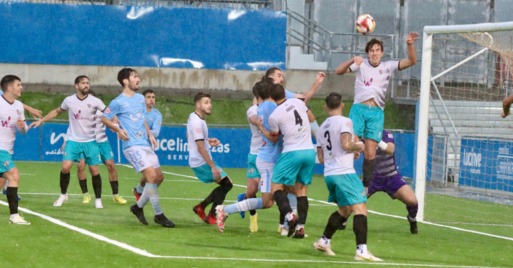 Lance del derbi entre el Ciudad de Lucena y el Pozoblanco. Foto: Lucena Hoy