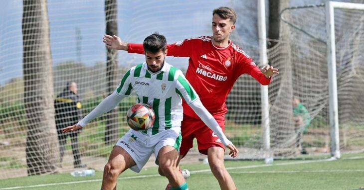 Óscar Jiménez cubre el balón ante un jugador del Utrera. Foto: CCF