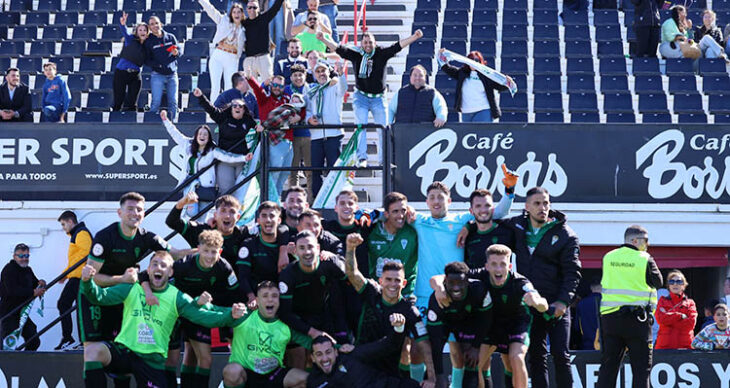 El plantel del Córdoba CF celebrando el empate en Ceuta como si fuera una victoria, con los cordobesistas desplazados al fondo en la grada.