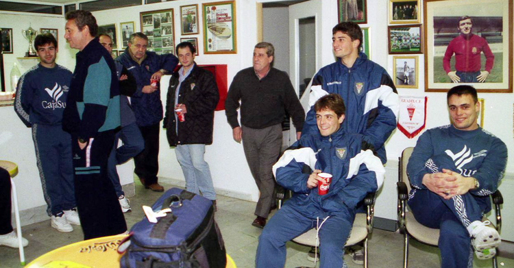 Jugadores del Córdoba encerrados en El Arcángel. Foto: Larrea