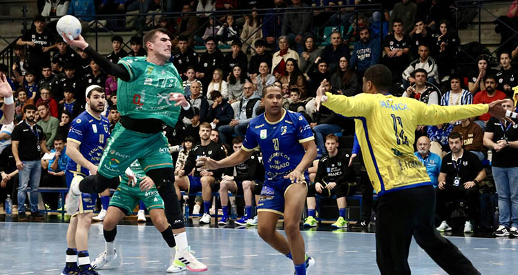 El georgiano Erekle en suspensión ante el meta del Cangas.