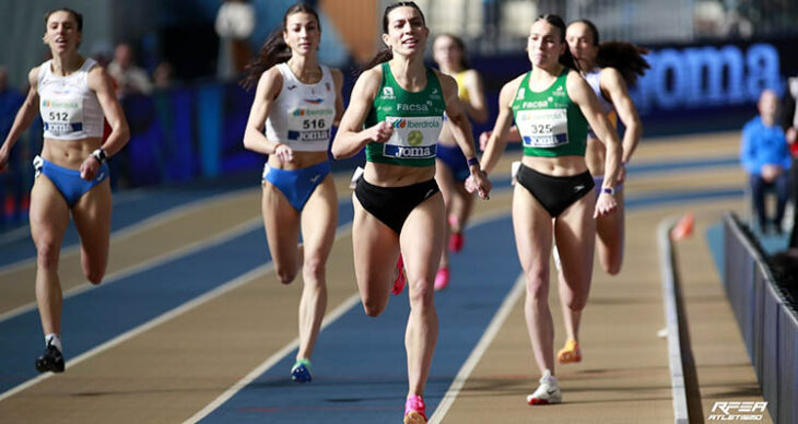 Carmen Avilés en los metros finales de los 400 metros de la final de Ourense antes de entrar en meta tras Eva Santidrián.