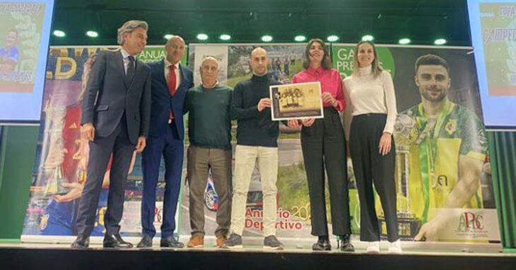 El Real Club Priego TM recibe el Premio al mejor club de 2023 por parte de los Periodistas Deportivos Cordobeses. Foto: APDC