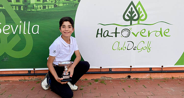 Exultante. Rafa Eraso posando con su copa en Hato Verde.