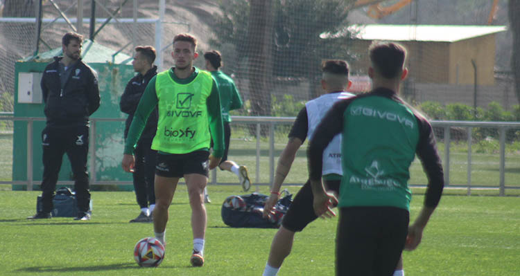 Isma Ruiz buscando un compañero con el balón en los pies en su vuelta al grupo.