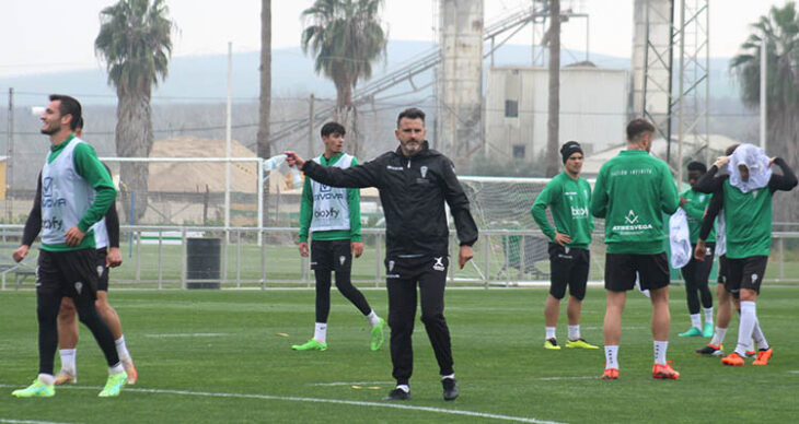 Iván Ania dando instrucciones a sus hombres, con Adri Lapeña en primer término.