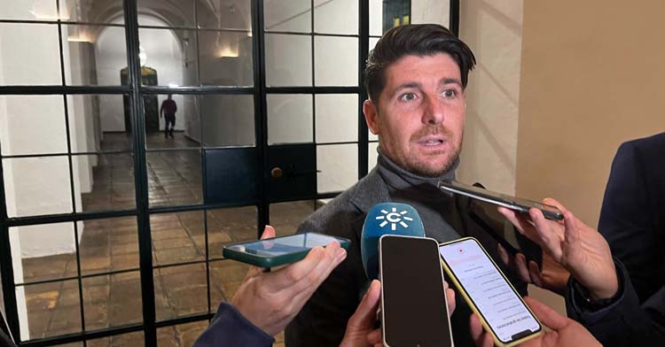 Javi Flores responde a los medios de comunicación.
