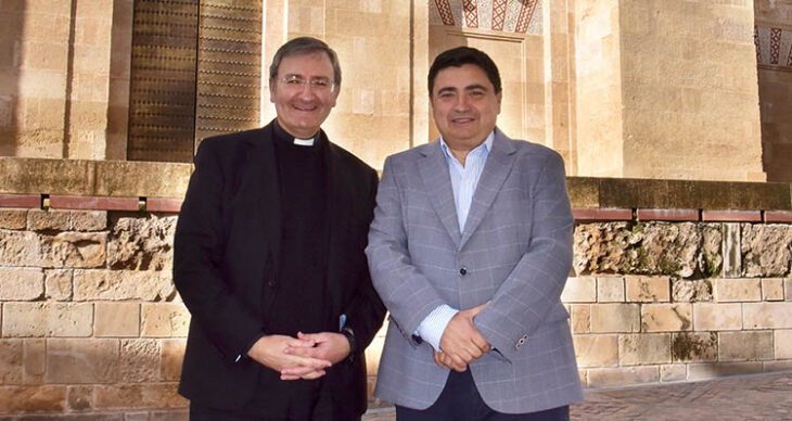 El dean del Cabildo Catedral, Joaquin Alberto Nieva posando junto al presidente del Córdoba Patrimonio, José García Román, con la Mezquita Catedral de fondo.