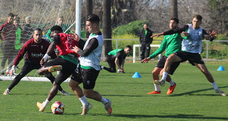 Kike Márquez intentando tirar a puerta ante Diarra.